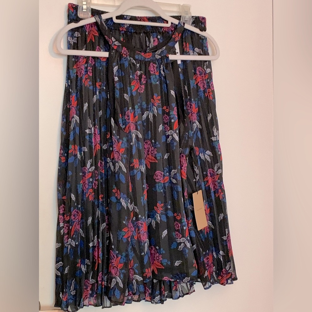 Blouse and skirt set.